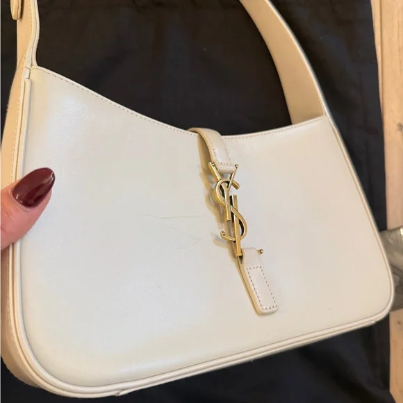 Saint Laurent women’s Le 5 A 7 shoulder bag in cream - Picture 5 of 6